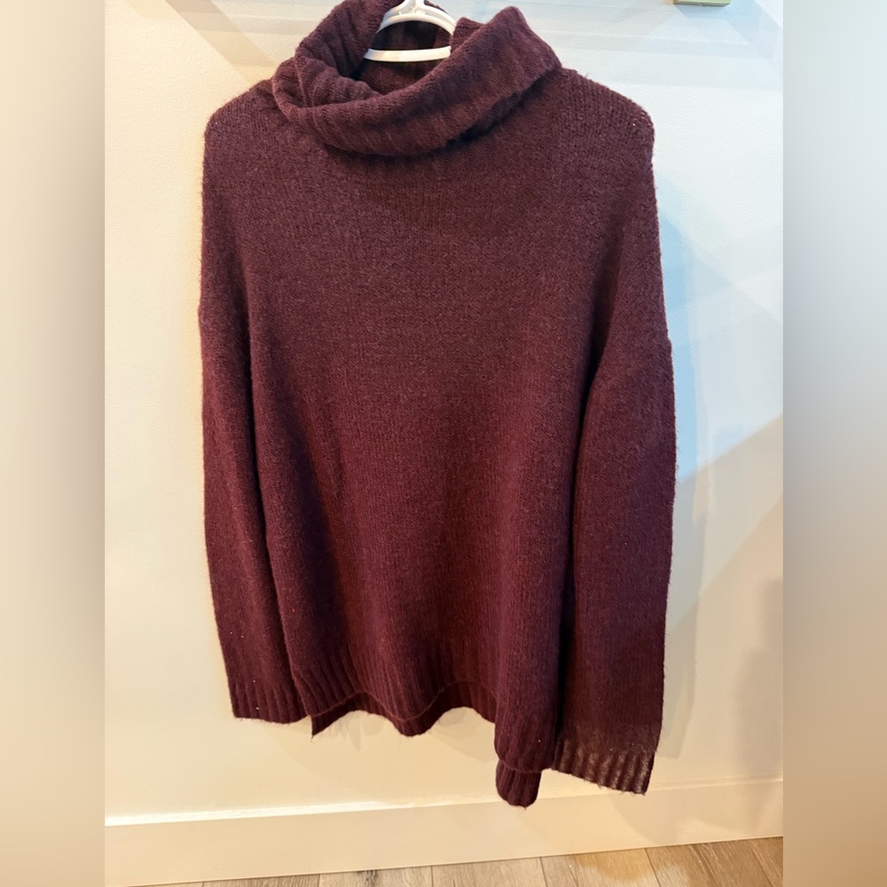 Vici
Medium
Henry Sweater 
Like New